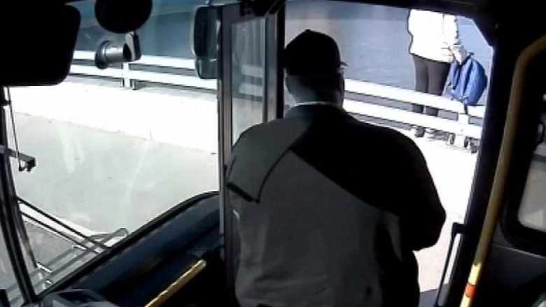 Shoferi i autobusit shpëtoi një grua që donte të hidhej nga ura (Video)