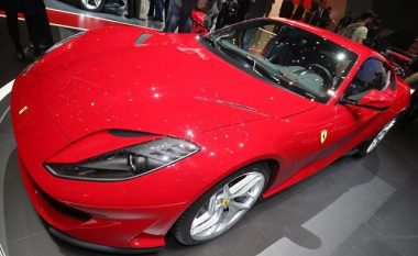 Shpejtësia enorme e Ferrari 812 Superfast (Video)