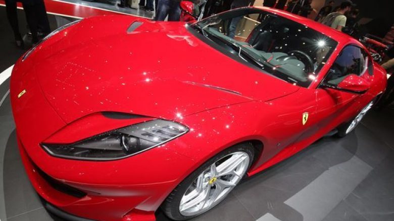 Shpejtësia enorme e Ferrari 812 Superfast (Video)