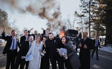 Dasmorët pozojnë të buzëqeshur pranë autobusit që eksplodoi (Foto)