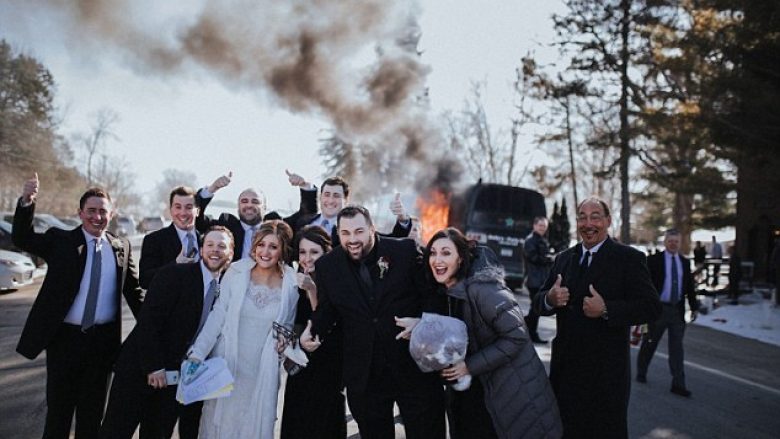 Dasmorët pozojnë të buzëqeshur pranë autobusit që eksplodoi (Foto)
