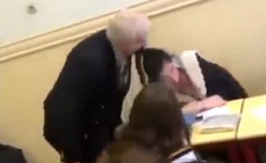 Studentja flinte gjatë ligjëratës, profesori e zgjon duke e “kafshuar” (Video)
