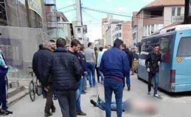 Tentoi ta rrëmbej vajzën në qendër të Novi Pazarit, kalimtarët e rastit e bëjnë për spital (Video, +18)