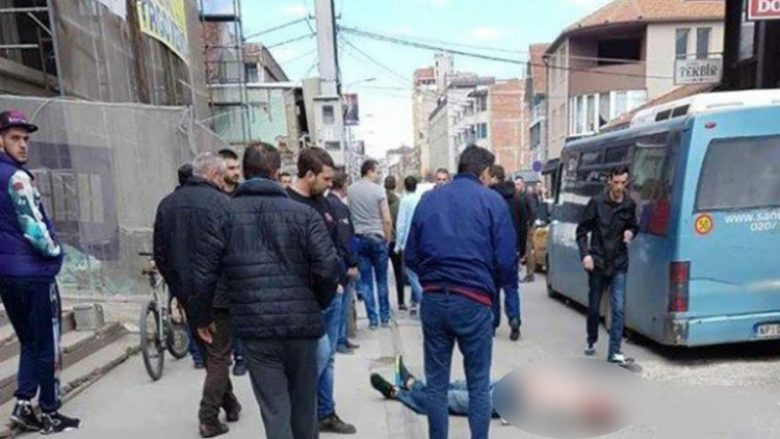 Tentoi ta rrëmbej vajzën në qendër të Novi Pazarit, kalimtarët e rastit e bëjnë për spital (Video, +18)