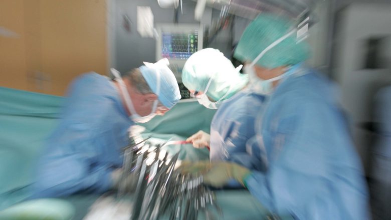 Suspendohen mjeket, postuan fotografi me këmbën e amputuar (Foto)