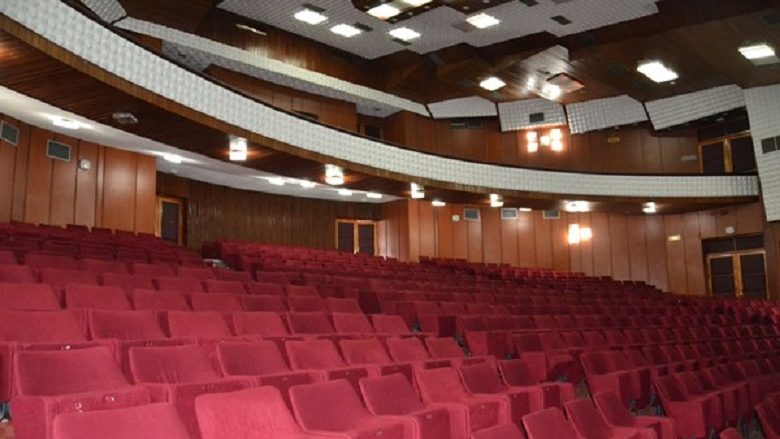 Revoltohen aktorët e Teatrit të Tetovës për mungesën e shfaqeve, arsyetohet drejtori Aziri
