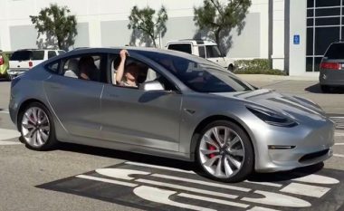 Tesla Model 3 mund të lansohet më parë se që është menduar (Video)