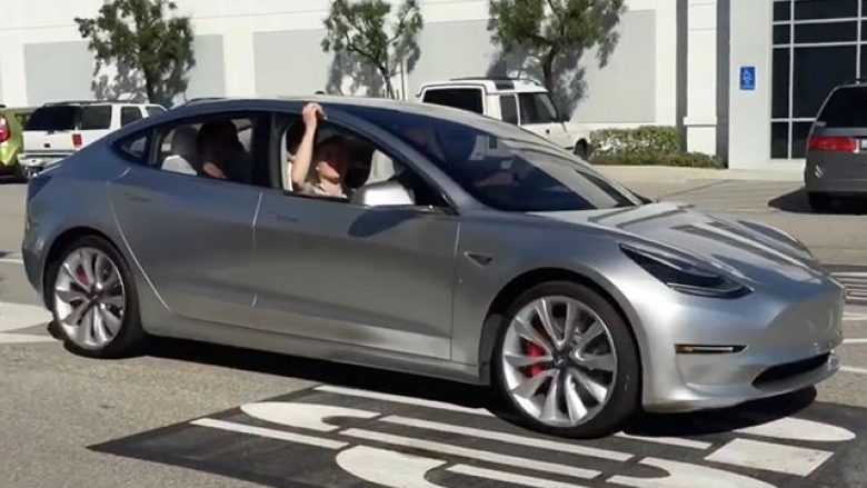 Tesla Model 3 mund të lansohet më parë se që është menduar (Video)