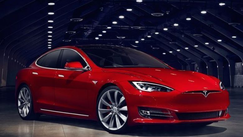Tesla largon nga prodhimi Model 3, që e ka çmimin më të lirë (Foto)