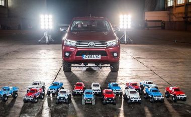 Toyota Hilux që peshon 3.2 ton, tërhiqet nga 15 makina me nga 3.2 kilogramë (Video)