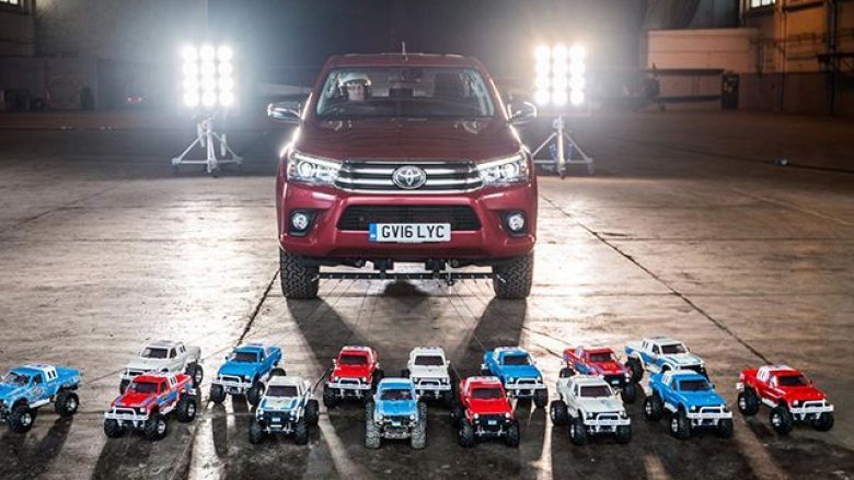 Toyota Hilux që peshon 3.2 ton, tërhiqet nga 15 makina me nga 3.2 kilogramë (Video)