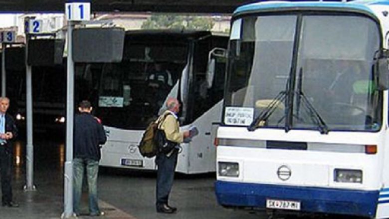 Ulet numri i udhëtarëve në transportin rrugor, rritet në atë ajror