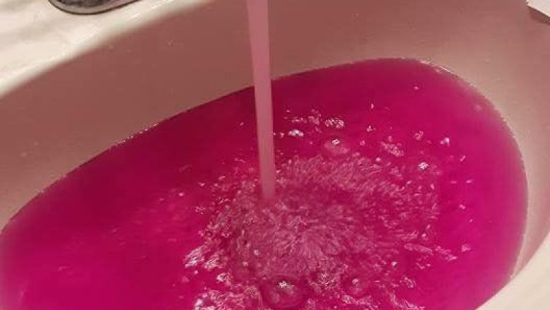 Uji i rrjedhshëm merr ngjyrë rozë, për shkak të një lëshimi në fabrikën e përpunimit (Foto)