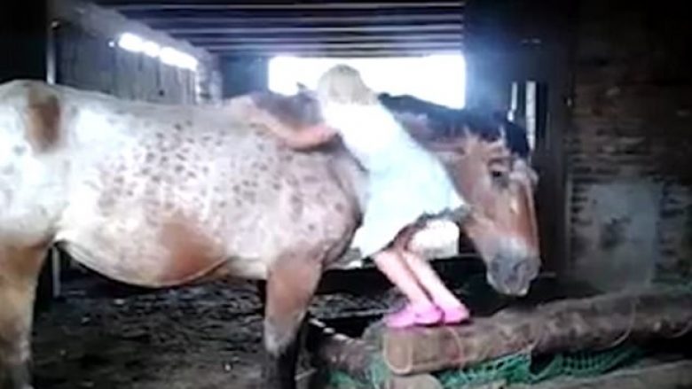 Vogëlushja ia doli të hipë mbi kalë, por së prapthi (Video)