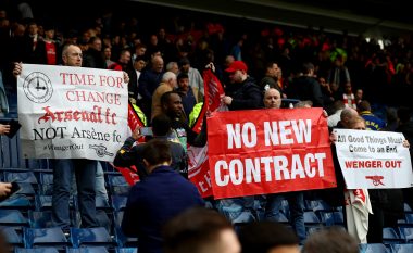 Spekulohet se Wenger e ka rinovuar kontratën, përkundër protestave nga tifozët