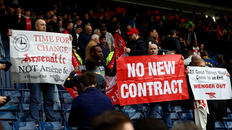 Spekulohet se Wenger e ka rinovuar kontratën, përkundër protestave nga tifozët