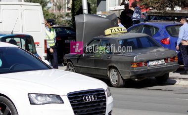 Aksident në qendër të Prishtinës, vetura godet shtyllën e ndriçimit (Foto)