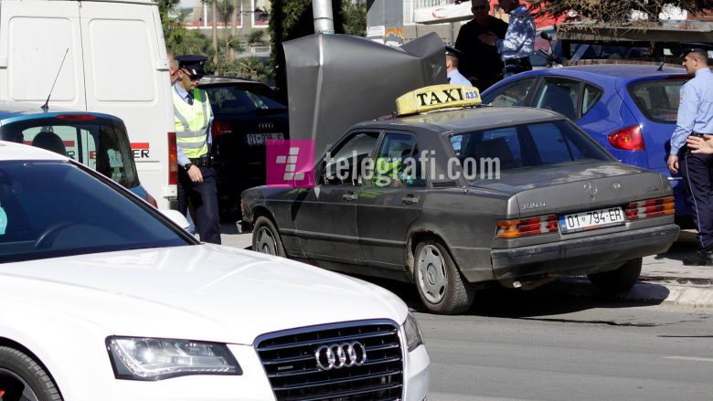 Aksident në qendër të Prishtinës, vetura godet shtyllën e ndriçimit (Foto)