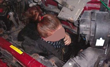 Nuk dihet sa kohë ka qëndruar, kapet shqiptarja e fshehur në motorin e makinës së trafikantit (Foto)