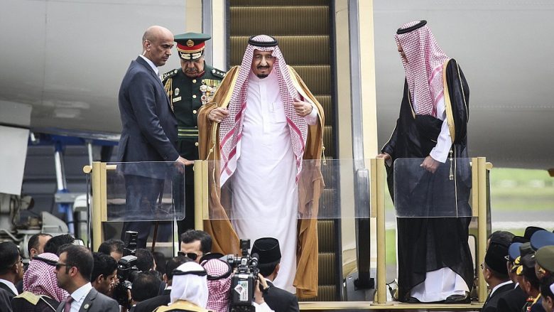Me aeroplan të larë në ar dhe me njëmijë shërbëtore, mbreti saudit mbërrin në Indonezi (Foto/Video)