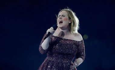 Adele i dedikon këngë viktimave në Londër (Video)