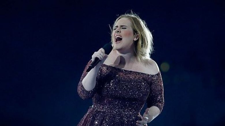 Adele i dedikon këngë viktimave në Londër (Video)
