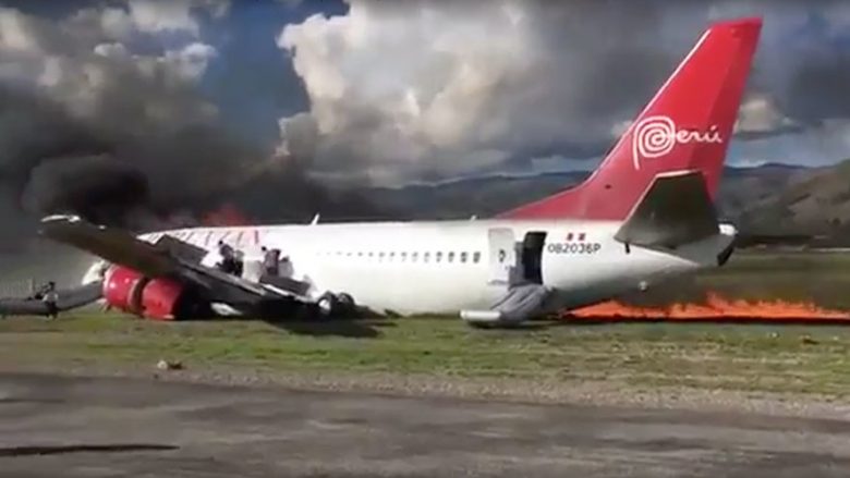 Aeroplani me 140 pasagjerë del jashtë pistës, përfshihet nga zjarri pas uljes në aeroport (Video)