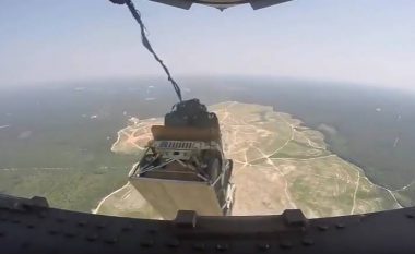 Pamje spektakolare: Amerikanët lëshojnë makinat e blinduara me parashutë nga ajri (Video)