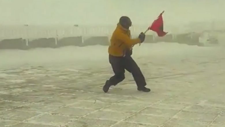 Lufta me erën e fortë: 160 kilometra në orë, por flamurin nuk e lëshon (Foto/Video)