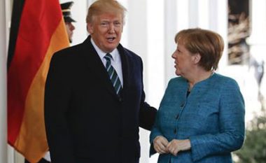 Bild: Trump refuzoi t’i ofrojë dorën Merkelit në Dhomën Ovale