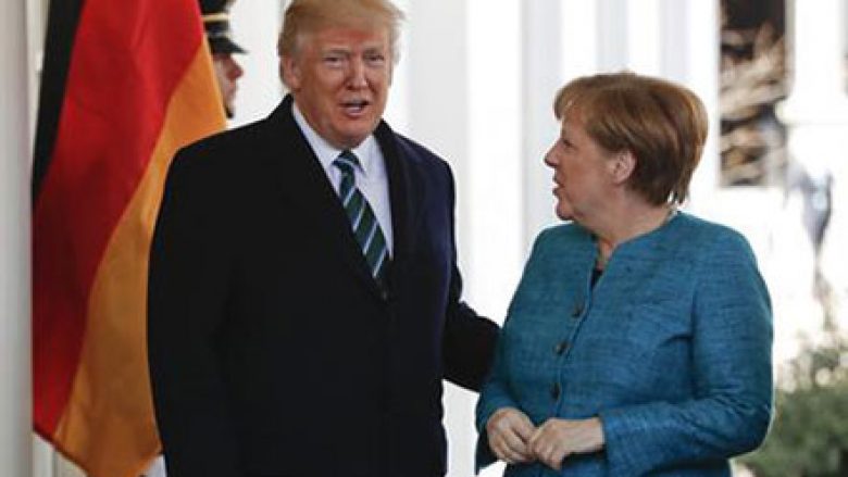 Bild: Trump refuzoi t’i ofrojë dorën Merkelit në Dhomën Ovale