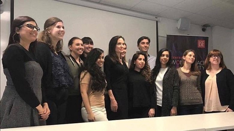 Angelina Jolie bëhet profesoreshë (Foto)