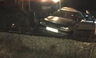 Aksident i rëndë në Klinë, treni godet veturën (Foto)