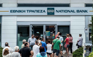 Grekët tërhoqën nga bankat rreth 4 miliardë euro