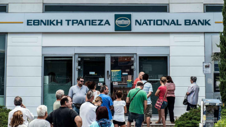 Grekët tërhoqën nga bankat rreth 4 miliardë euro