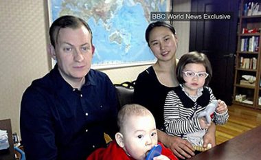 Intervista për BBC-në, e ndërprerë nga fëmijët “trazovaçë” (Video)