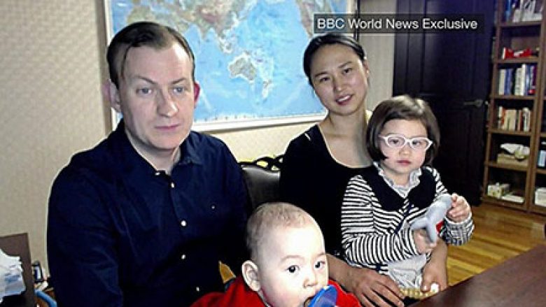 Intervista për BBC-në, e ndërprerë nga fëmijët “trazovaçë” (Video)