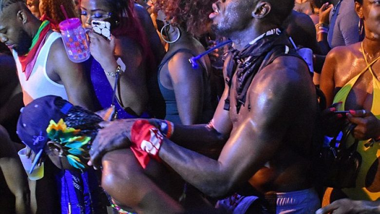 Bolt shfrenohet në karnavalet e Trinidadit, ‘twerk’ e skena të nxehta me bukuroshet e këtij vendi (Foto/Video)