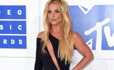 Britney publikon video me bikini për t’i treguar linjat trupore