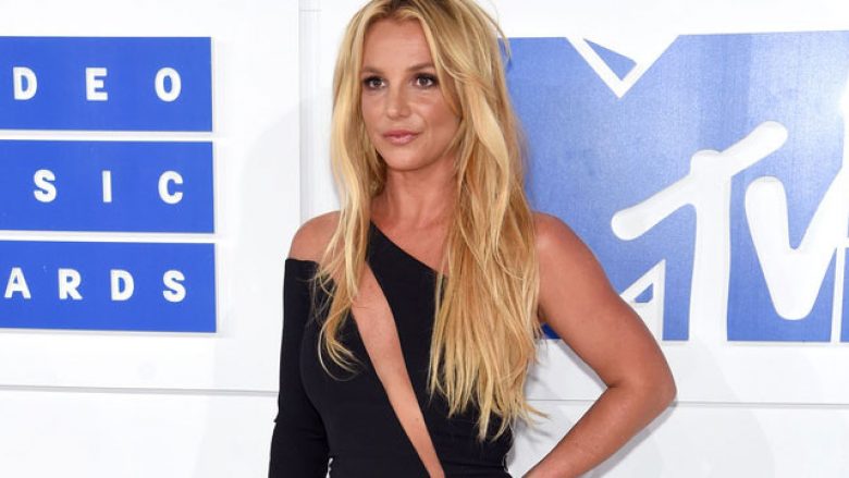 Britney publikon video me bikini për t’i treguar linjat trupore