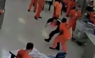 I burgosuri tentoi ta mbyste me peshqir, të burgosurit tjerë ndërhyjnë për ta shpëtuar rojën e burgut (Video)