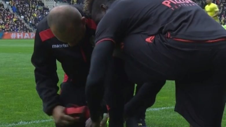 Balotelli humb fillim e takimit sepse nuk arriti t’i lidhë këpucët sportive (Video)