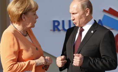 Merkel viziton Moskën, do të takohet me Putinin