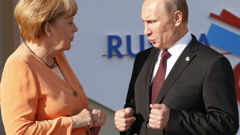 Merkel viziton Moskën, do të takohet me Putinin