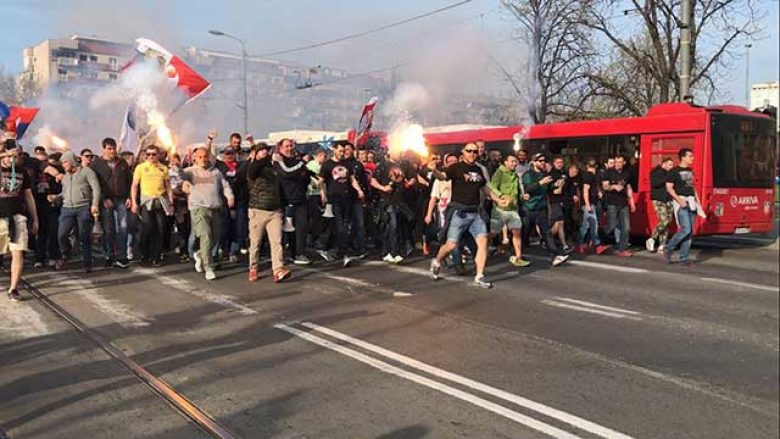 Incidente të rënda në Beograd: Serbët therin dy tifozë rusë, ndërsa përpiqen tua lënë fajin shqiptarëve?!
