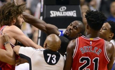 Grushte, shkelma dhe rrahje brutale mes dy yjeve në NBA (Video)