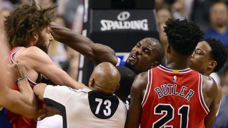 Grushte, shkelma dhe rrahje brutale mes dy yjeve në NBA (Video)