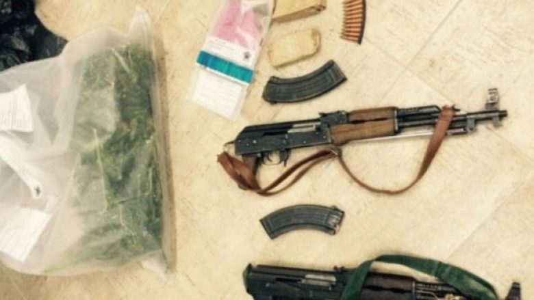 Armë, drogë e para të falsifikuara kapen në një shtëpi në Llaushë