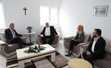 Ambasadori Delawie vizitoi Kishën Protestante në Gjakovë