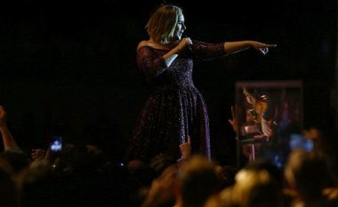 Adele ndërpret koncertin, pasi një fanse përjeton infarkt (Video)